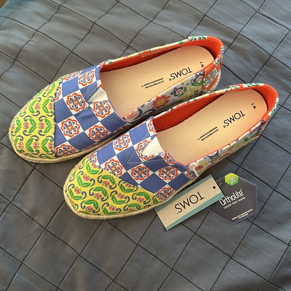 New with tags colorful Toms espiraldes flat tile design shoe size 7 - Picture 2 of 5
